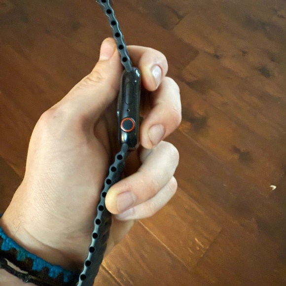 Apple Watch SE 44mm GPS, Space Gray Aluminum with Black Band - Picture 4 of 5